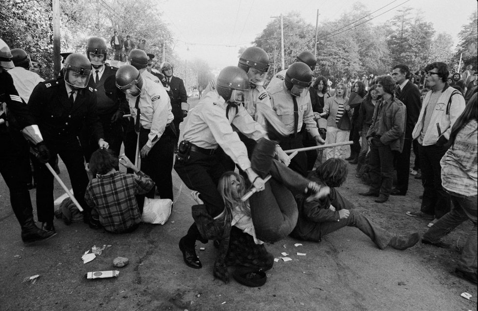 Military police and RCMP evict transient youth from buildings being occupied on the Jericho army base in 1970. Photo by Ken Oakes/Vancouver Sun.