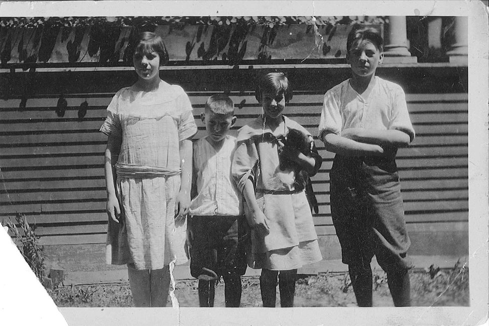 Agnes Martin, holding cat, with her siblings Maribel, Malcolm Jr., and Ronald, left to right (courtesy of Christa Martin, Martin Family Archive)