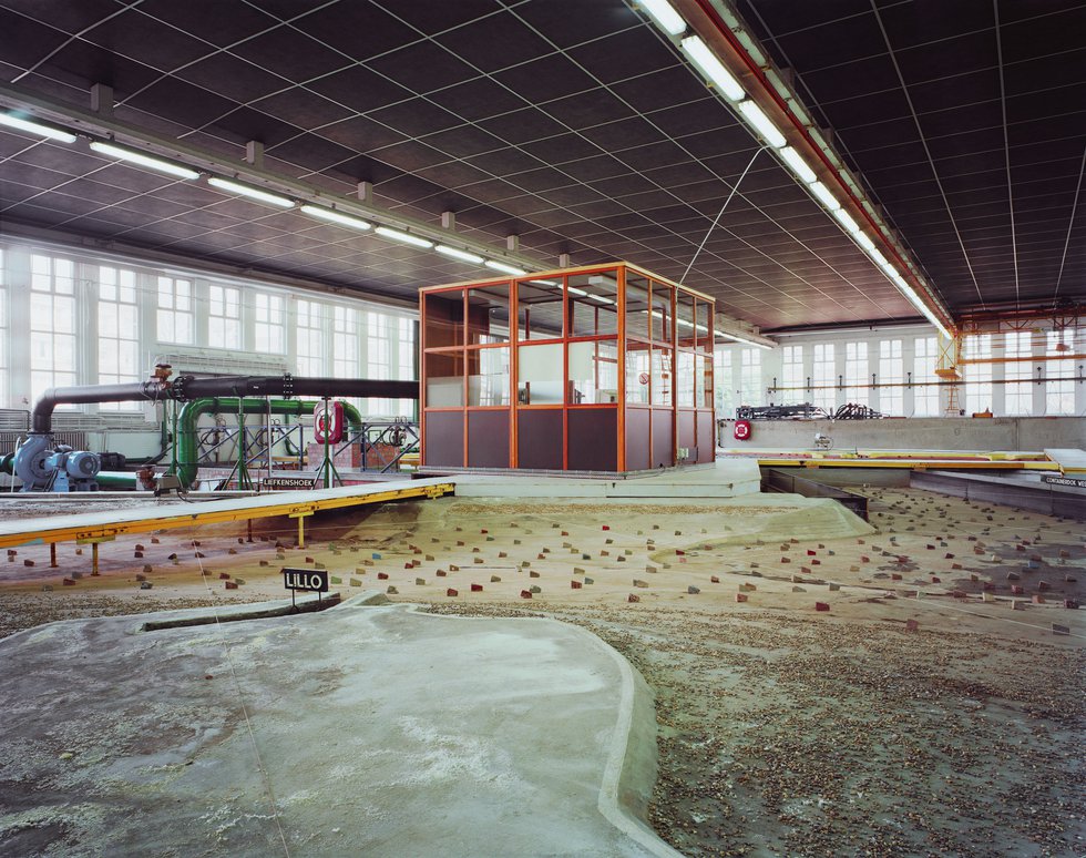 Lynne Cohen, "Laboratory," 1999