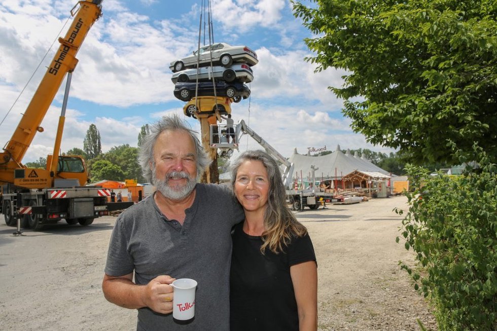 Marcus Bowcott and Helene Aspinall in front of another temporary sculpture, “Apparatus for Divining Capital” in 2017 at the Tollwood festival in Munich, Germany. (photo by Bernd Wackerbauer)