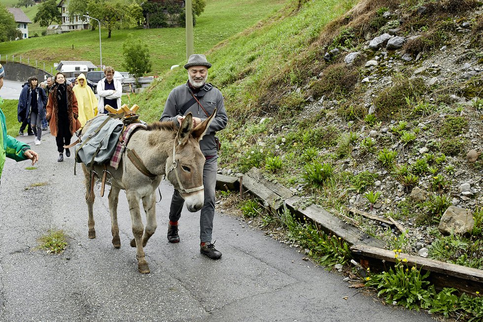 Bill Burns, “The Great Donkey Walk, Amden, Switzerland,” 2018 (courtesy Atelier Amden and the artist)
