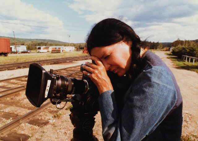 Alanis Obomsawin filming “Richard Cardinal: Cry from a Diary of a Métis Child” in 1986. (courtesy National Film Board of Canada and the artist)