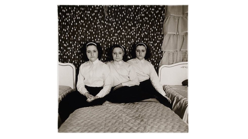 Diane Arbus, "Triplets in their bedroom, N.J.," 1963