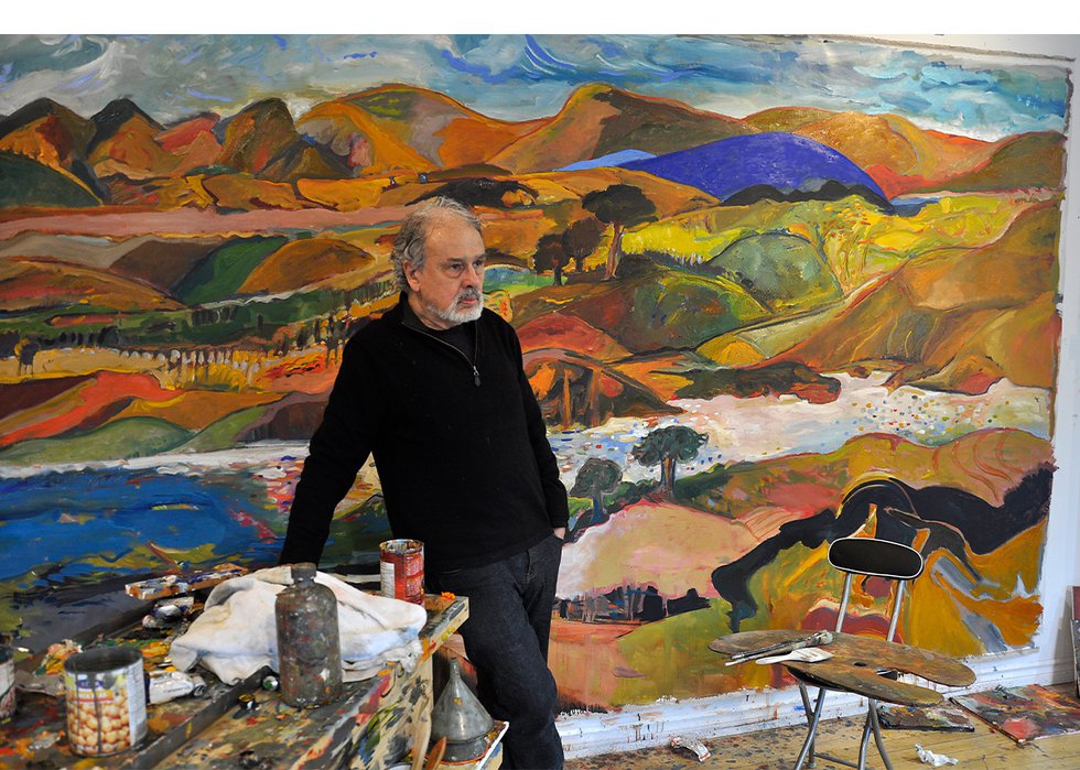 Yehouda Chaki in front of his oil on canvas landscape from 2016 (photo by Hannah Sophia Aronoff-Stachtchenko, courtesy of Wikimedia Commons)