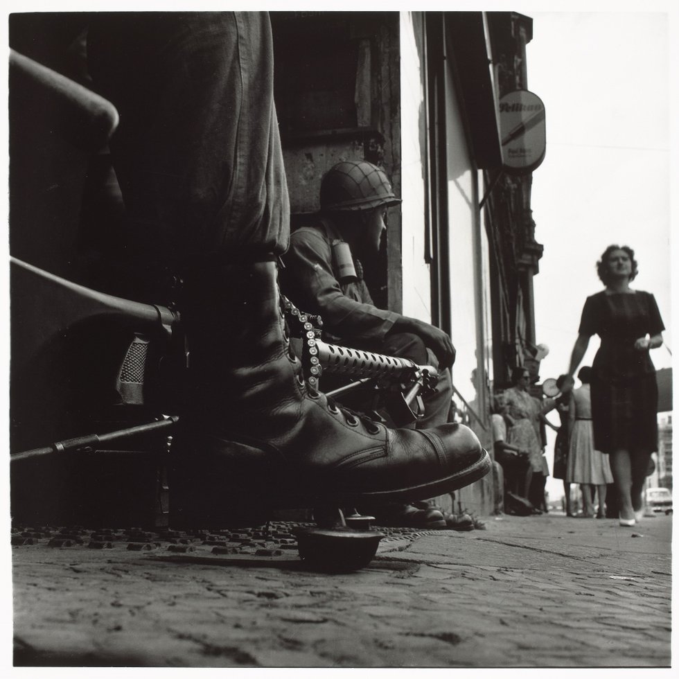 "American soldiers, Checkpoint Charlie"