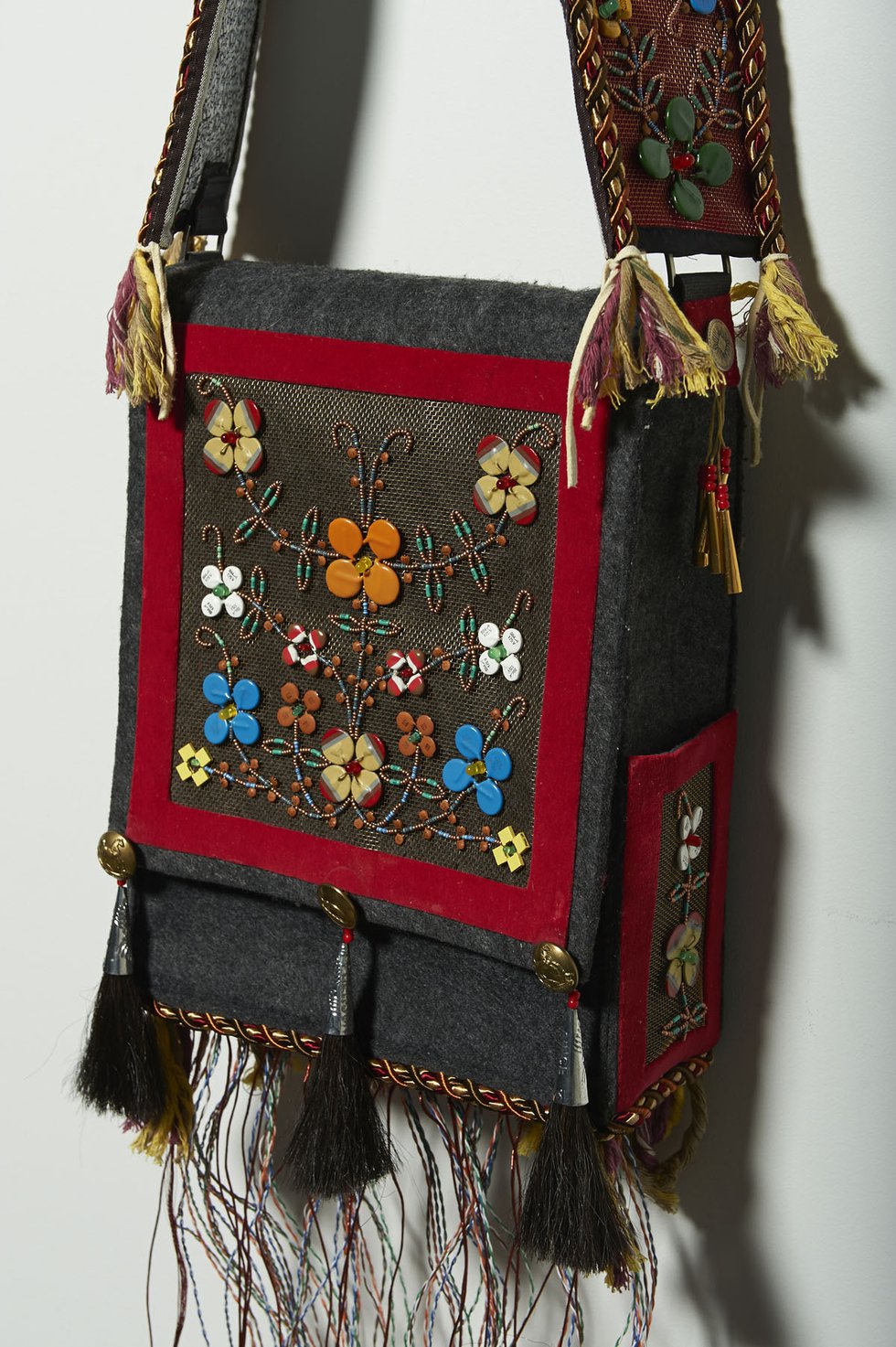 Barry Ace, “Aazhooningwa’igan (“It is worn across the shoulder),” 2015