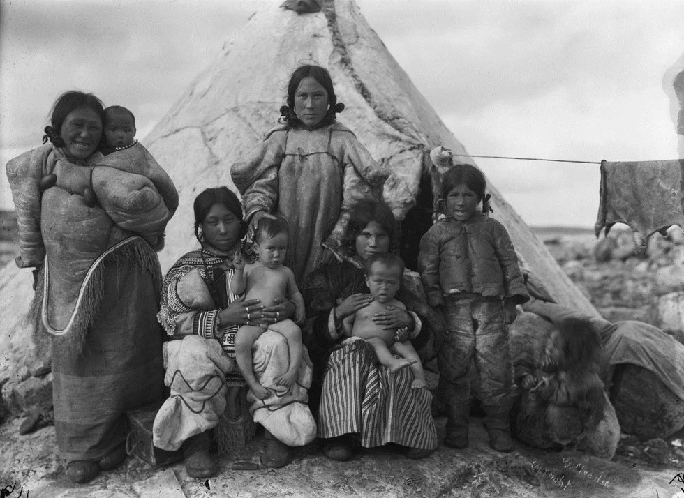 Geraldine Moody, "Inuit women and children at summer camp, Fullerton Harbour, Nunavut," August 1906